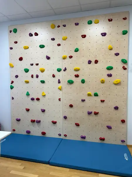 Kletterwand in der Praxis von Physiotherapeutin Doris Schilling in Obersdorf-Wolkersdorf