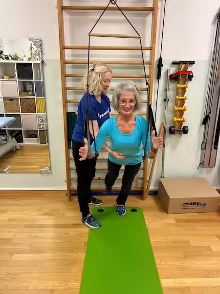 Physiotherapeutin Doris Schilling beim Slingtraining mit einer Patientin in Wolkersdorf