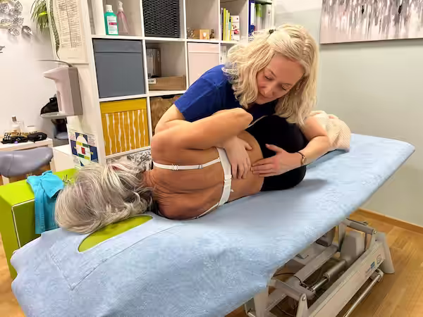 Physiotherapeutin Doris Schilling bei einer FOI® Behandlung einer Patientin in Wolkersdorf
