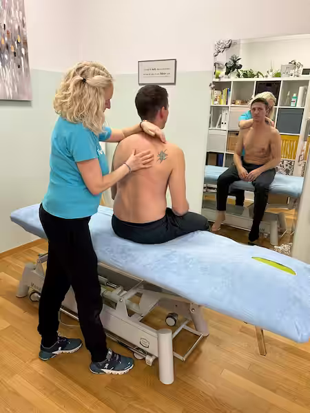 Physiotherapeutin Doris Schilling bei einer FOI® Behandlung eines Patienten in Wolkersdorf