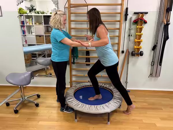 Physiotherapeutin Doris Schilling in Wolkersdorf beim Gleichgewichtstraining am Trampolin
