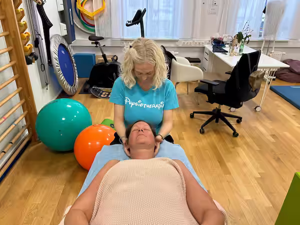 Physiotherapeutin Doris Schilling bei der Manuellen Therapie mit einer Patientin