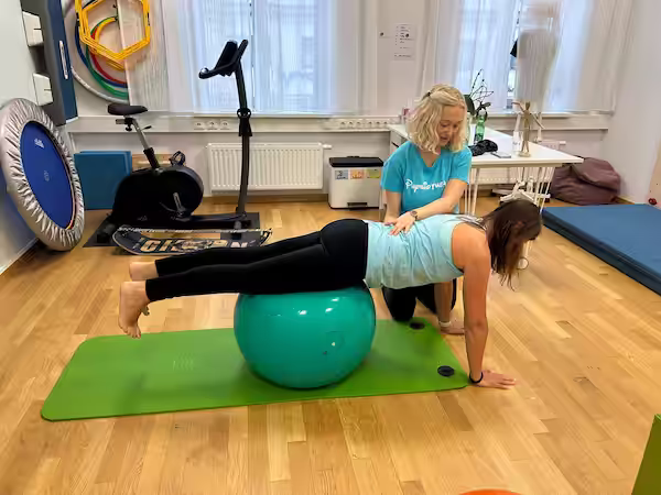 Physiotherapeutin Doris Schilling bei der Sportphysio für die Tiefenmuskulatur mit einer Patientin